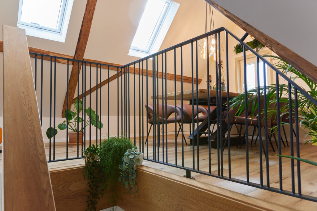 Metallgeländer um Treppe in Dachgeschosswohnung