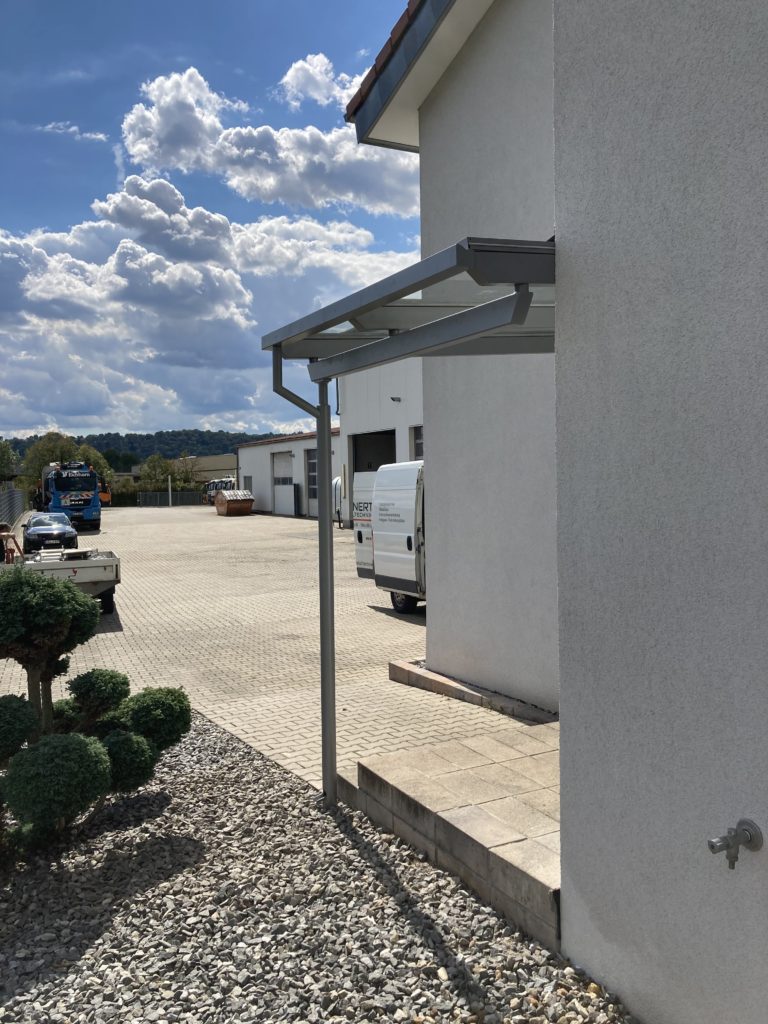 Metallüberdachung für den Eingangsbereich